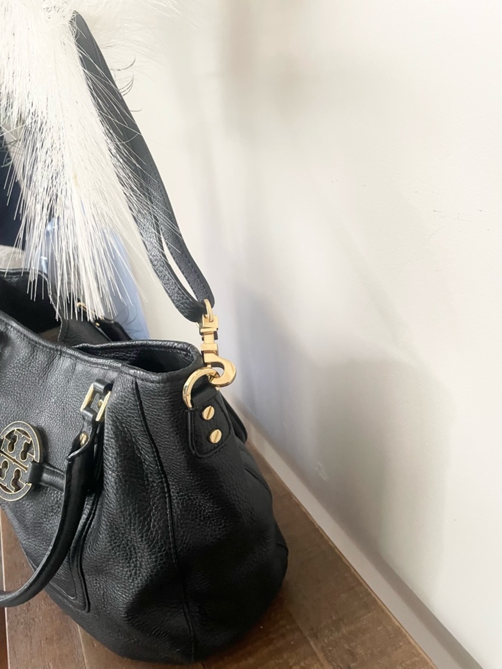 Tory Burch Black Leather Shoulder Bag with Gold Logo - Picture 4 of 12